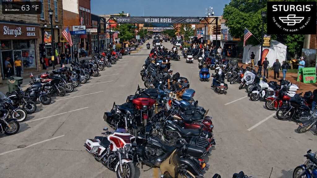 Motorräder und Fahrer füllen die Main Street während der Sturgis Motorcycle Rally in South Dakota.